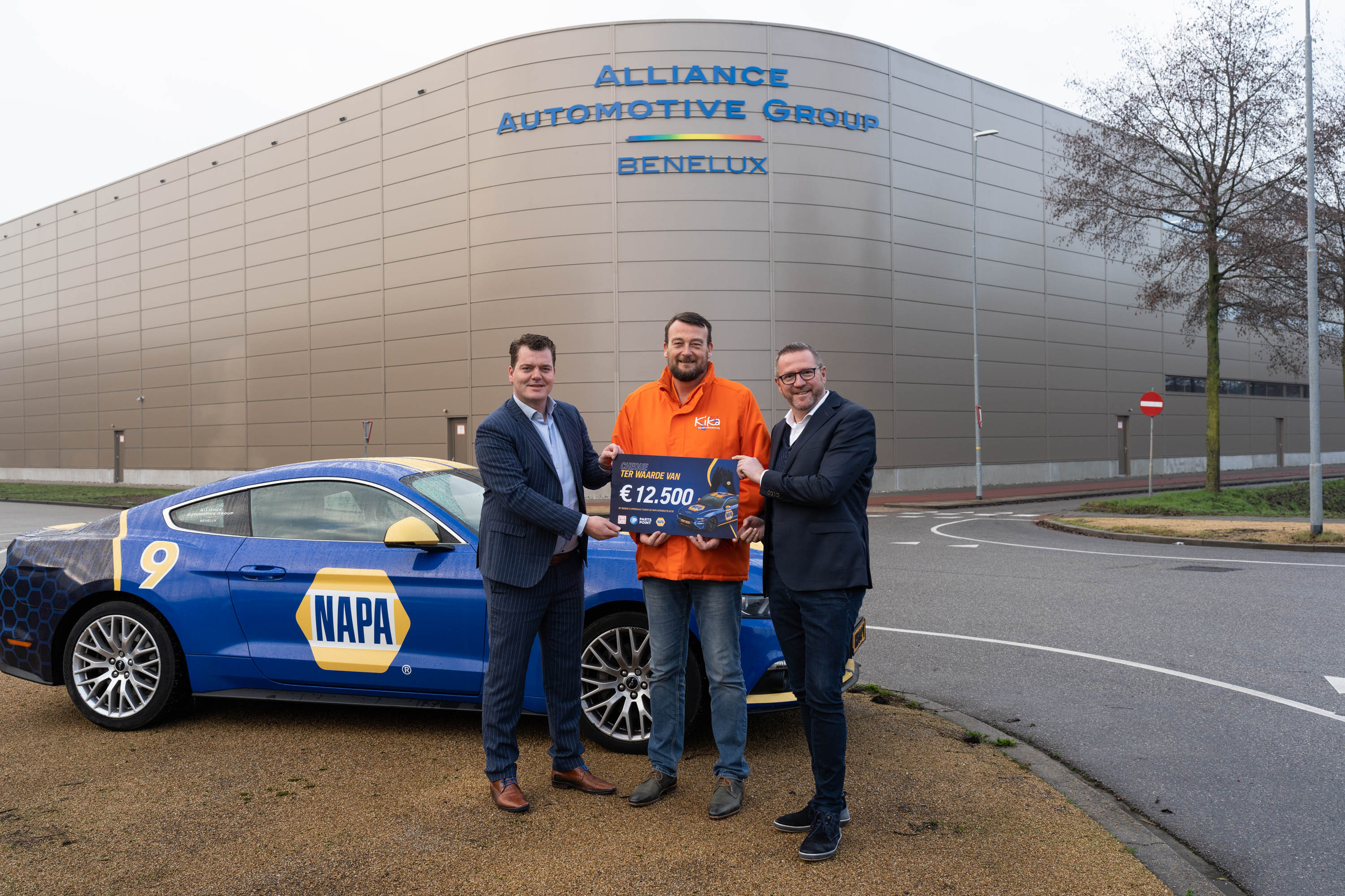 Uitreiking cheque voor KiKa